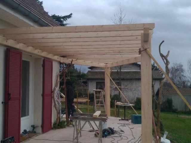 Pergola avec une charpente en bois